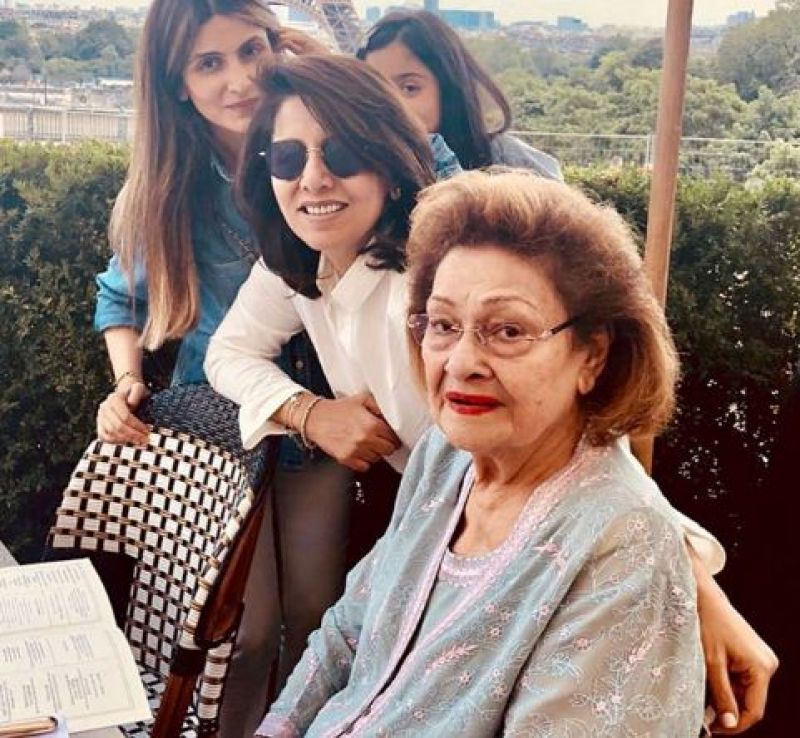 Krishna Raj kapoor with family