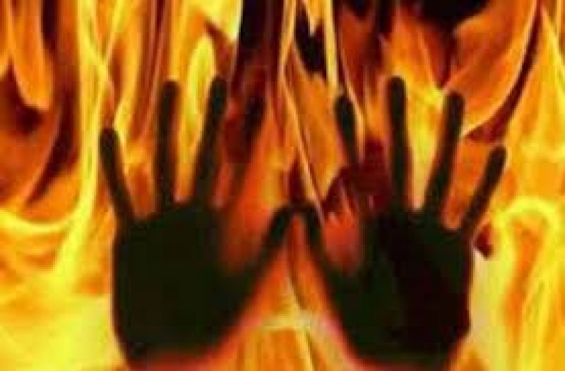 couple set themselves on fire at mathura police station