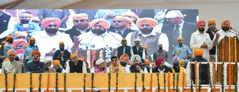 Captain Amarinder Singh addressing the Sangat on the occasion of 550th Prakash Purb