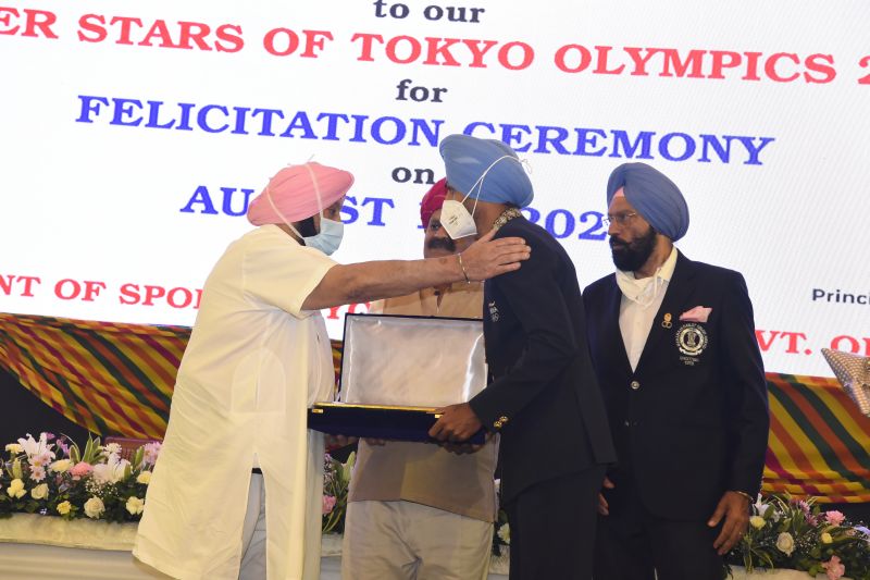 Captain Amarinder Singh With Olympic Players 
