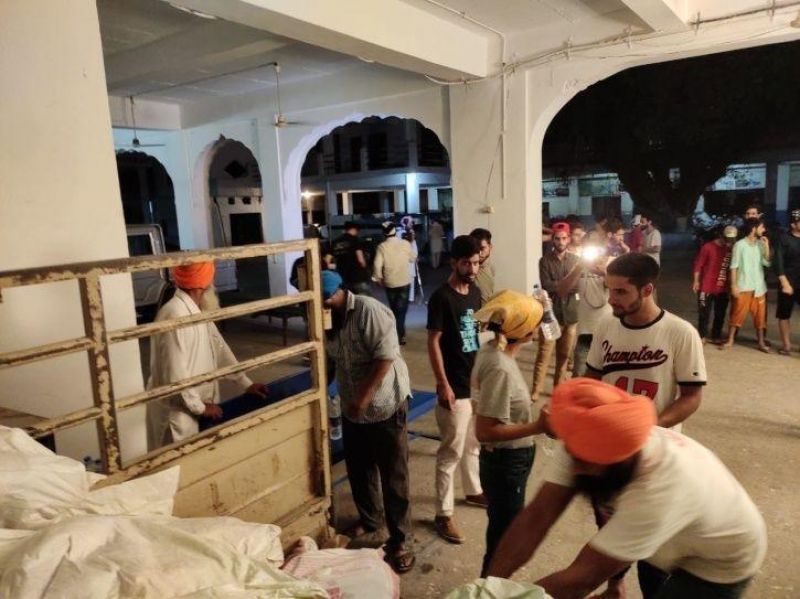 Khalsa Aid Distributes Essential Items & Money Among 300 Kashmiri Students