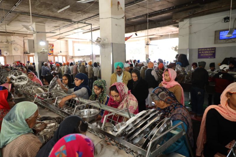 Sukhbir Badal and Harsimrat Badal pay obeisance at Darbar Sahib