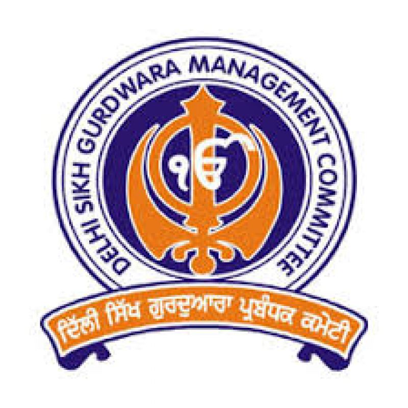  At passport office Gujarat, Sikh person take down his turban and take photo