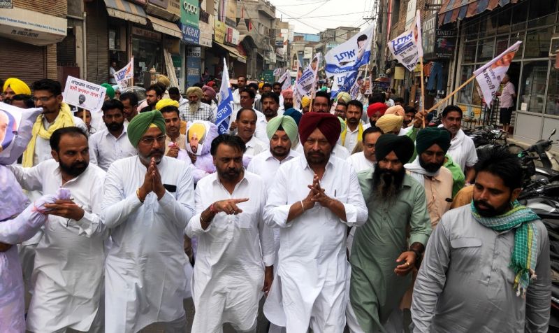 AAP burns effigies of Modi and Amit Shah across state