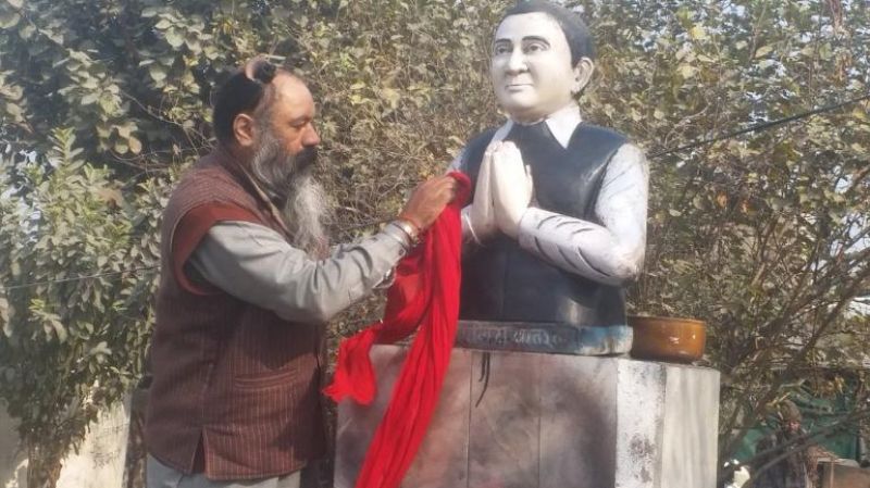 Congress leader receives threats for cleaning Rajiv Gandhi's statue with turban