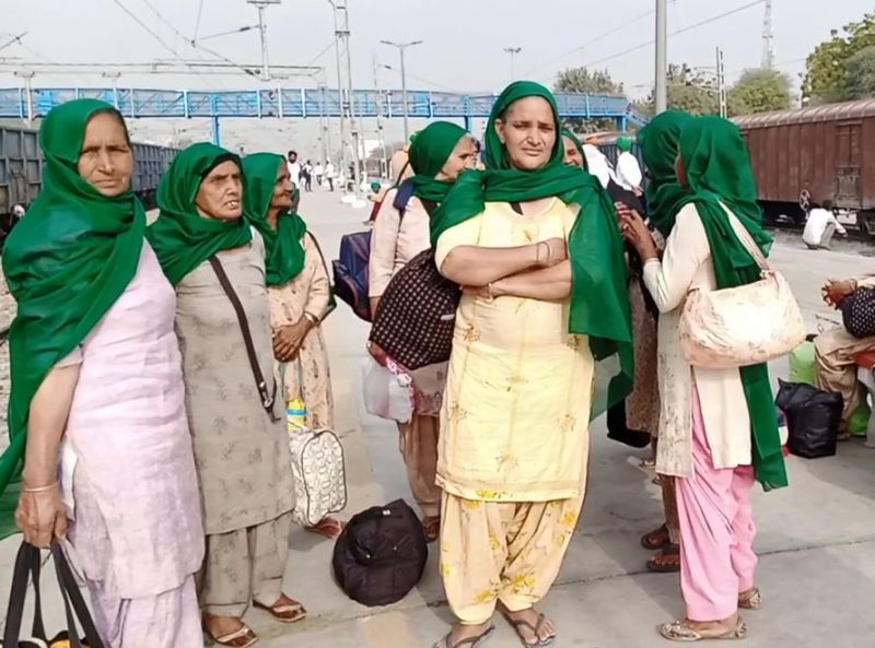 A large number of women Going to Delhi 