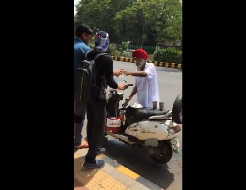 sikh sardar man in delhi providing cold water on road 