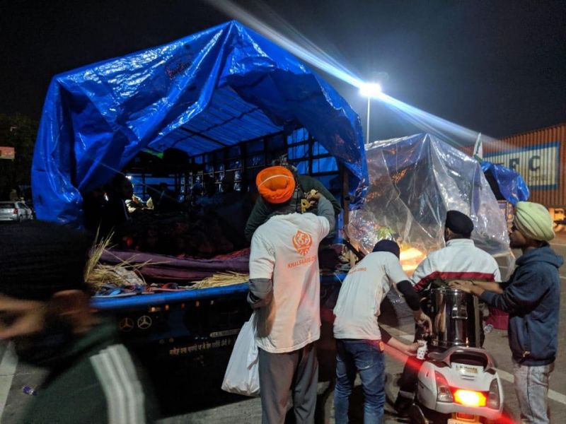 Aid India serving fresh meals to the protesting farmers 