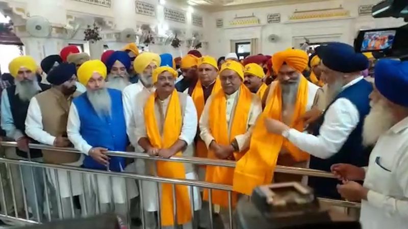 Bihar CM Nitish Kumar pays obeisance at Sultanpur Lodhi gurdwara