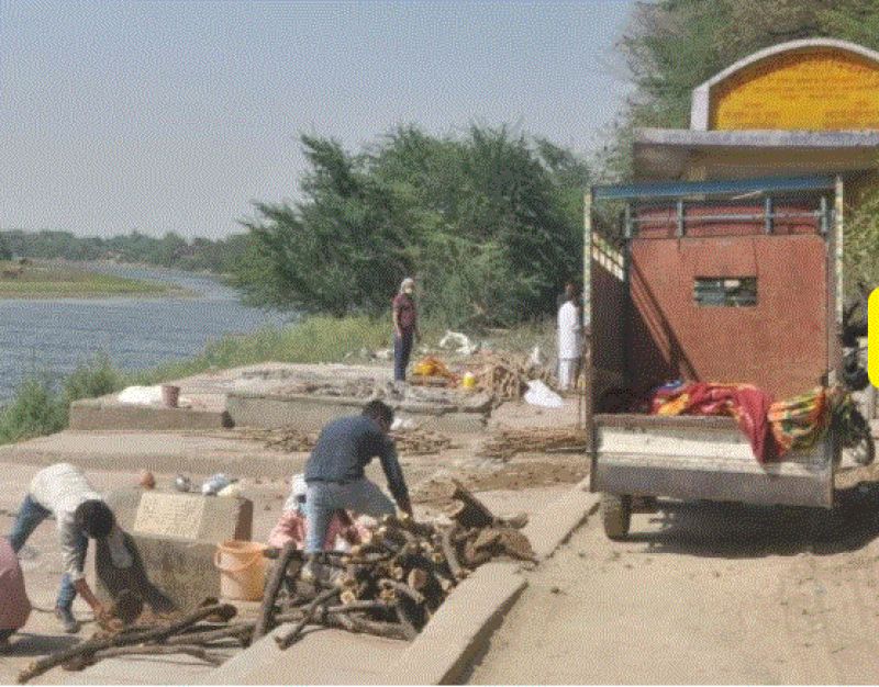 Son arrives at crematorium carrying father's body on car roof