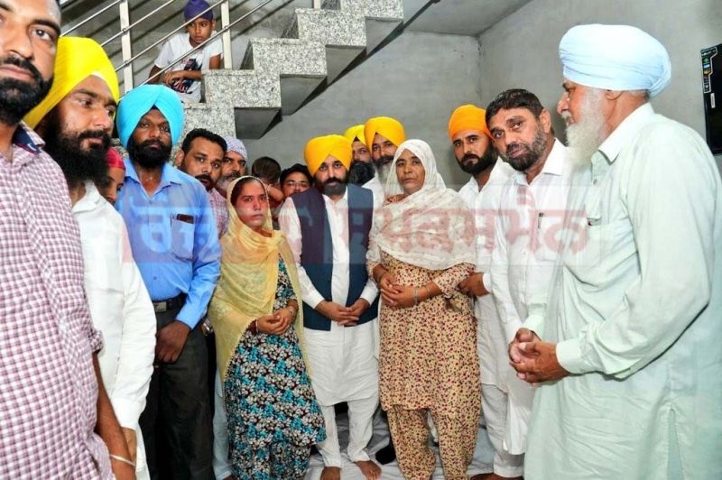 CM hands over cheque for Rs 1 crore to martyr's family