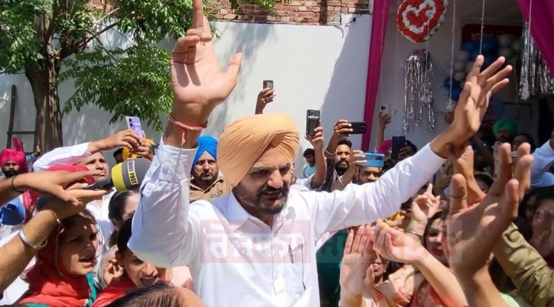 Balkaur Singh distributed laddus and put bhangra