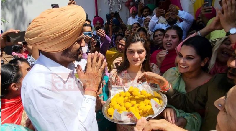 Balkaur Singh distributed laddus and put bhangra