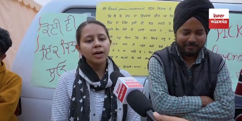 Punjabi University Students Distribute Free books at Kundli Border