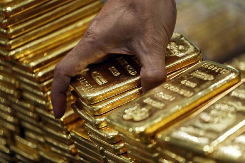 42 lakhs of gold seized a passenger in Kerala