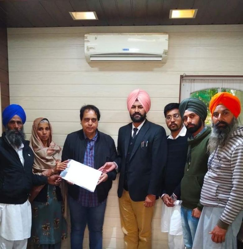 Bollywood director met Gurtej Singh's family