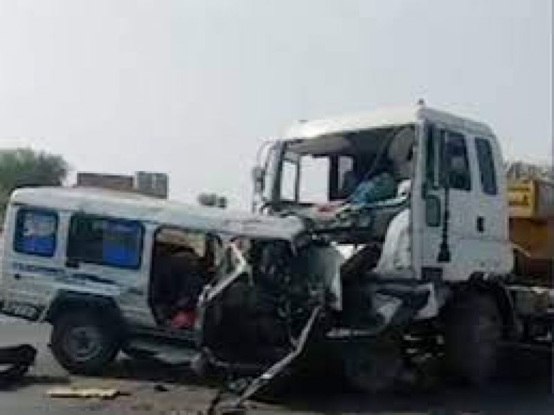 11 killed after truck-jeep collide