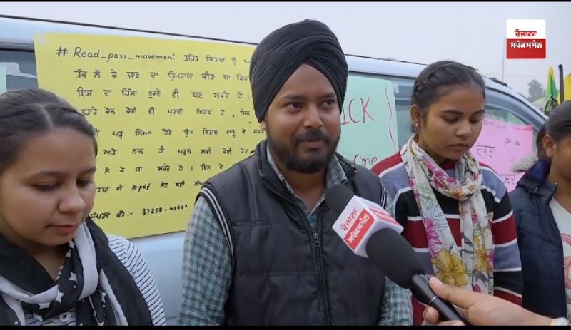 Punjabi University Students Distribute Free books at Kundli Border