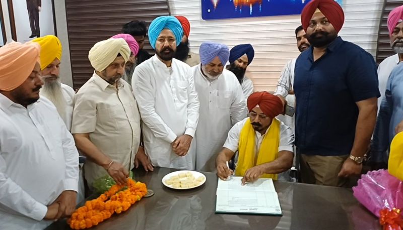 Gurwinder Singh Dhillon assumed the post of Chairman of Market Committee Sirhind in the presense of cabinet minister chetan singh jauramajra