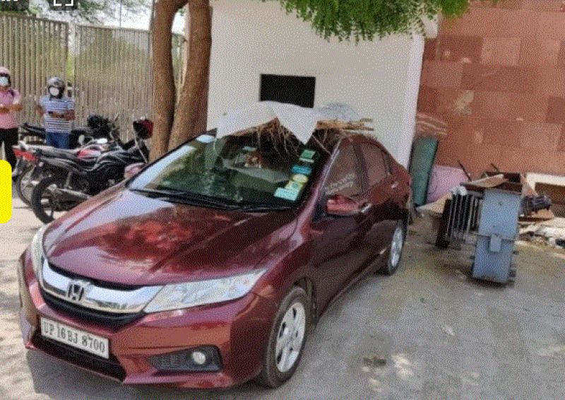 Son arrives at crematorium carrying father's body on car roof