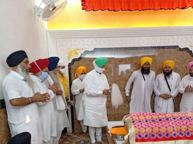 Pratap Singh Bajwa At Darbar sahib 