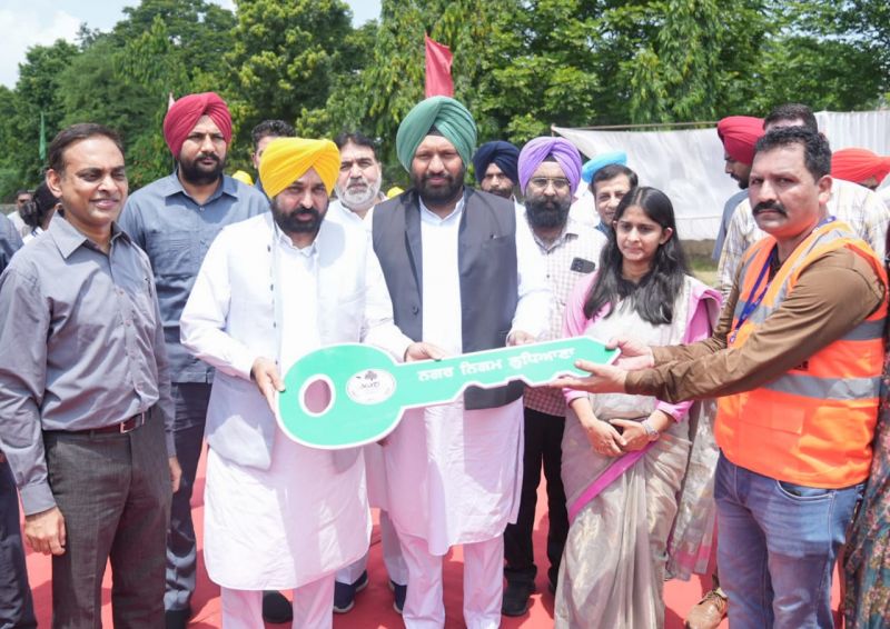 CM GIVES BONANZA OF RS 4 CRORE TO RESIDENTS OF LUDHIANA