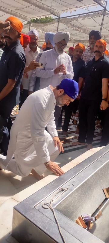 Rahul Gandhi At Sri Darbar Sahib 
