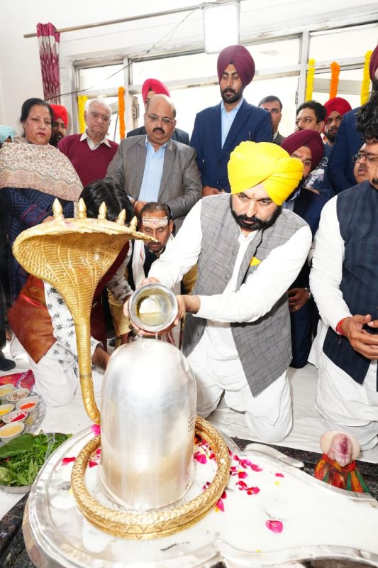  On the occasion of Maha Shivaratri, CM Punjab,  Bhagwant Mann, visited shri Devi Talab Mandir Jalandhar