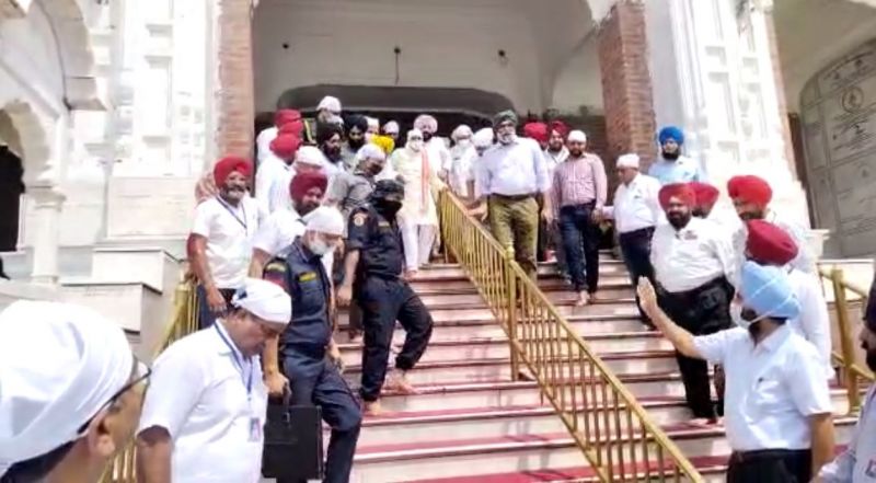 Haryana Governor Bandaru Dattatreya pays obeisance at Sachkhand Sri Harmandir Sahib