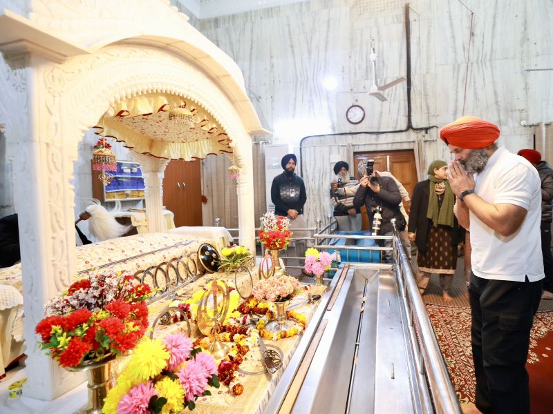 Rahul Gandhi pays obeisance at Gurudwara Fatehgarh Sahib