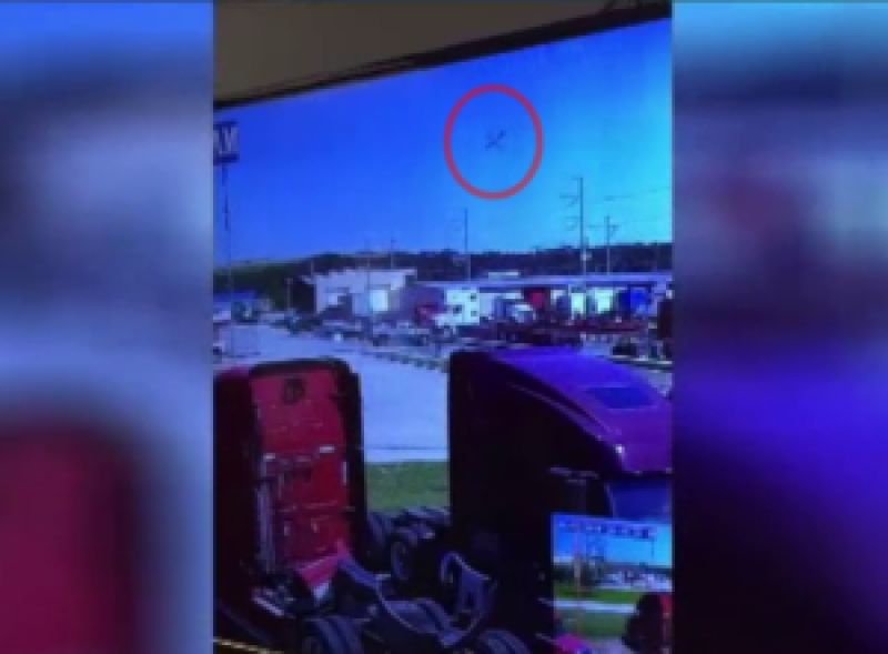 military plane crashes 