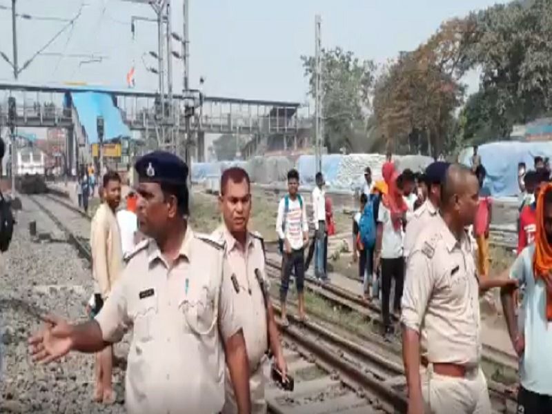 Protests, railway tracks and roadblocks in Bihar against the army's new recruitment scheme