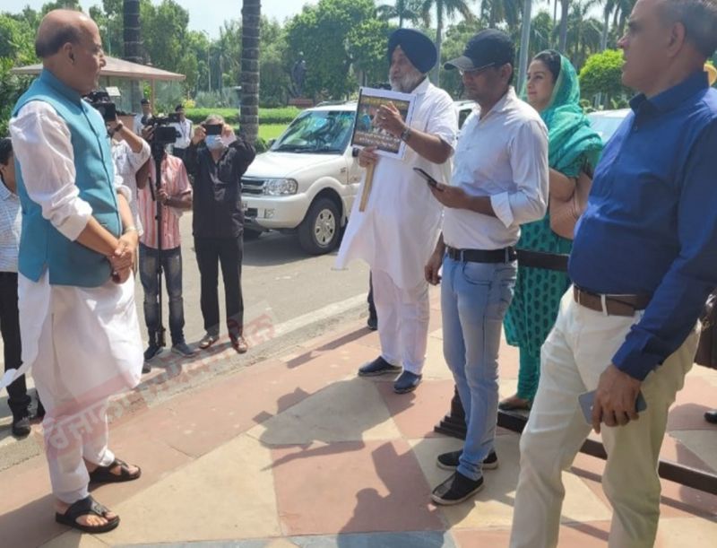 Sukhbir Badal and Harsimrat Badal protest for release of bandi Singhs