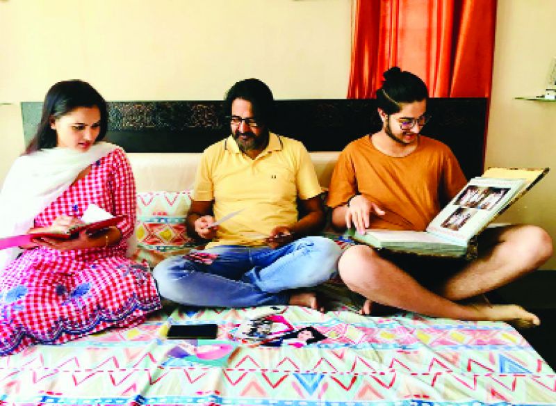 ਰੰਗਮੰਚ ਦੇ ਅਦਾਕਾਰ ਆਪਸ ਵਿਚ ਪ੍ਰਵਾਰ ਦੀਆਂ ਪੁਰਾਣੀਆਂ ਤਸਵੀਰਾਂ ਵੇਖਦੇ ਹੋਏ।