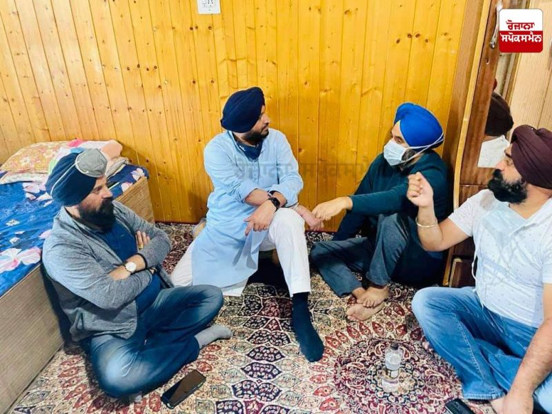 Ravneet Bittu meets family of teachers killed by militants in Srinagar