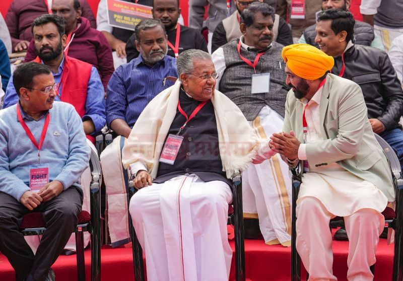 Kerala's LDF stages protest in Delhi against Centre