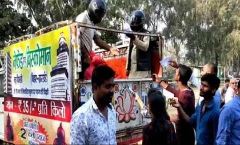 Employees are selling onions wearing helmets