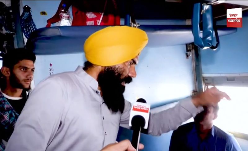 Farmers stop train in Sirhind