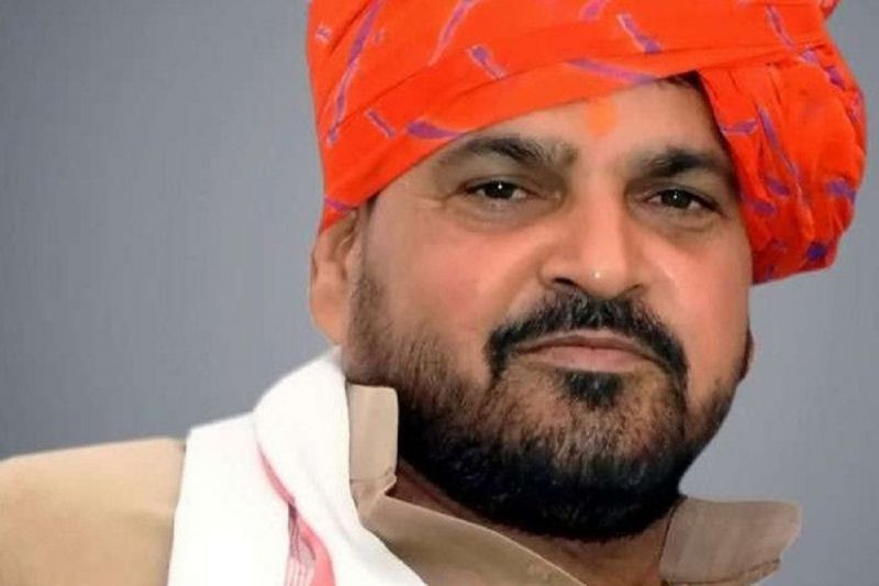 BJP MP Slapping Wrestler On Stage At Sports Event 