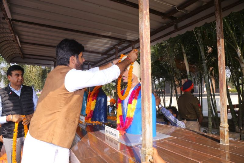 Transport Minister pays tribute to legendary revolutionary on 106th martyrdom day, visits ancestral house