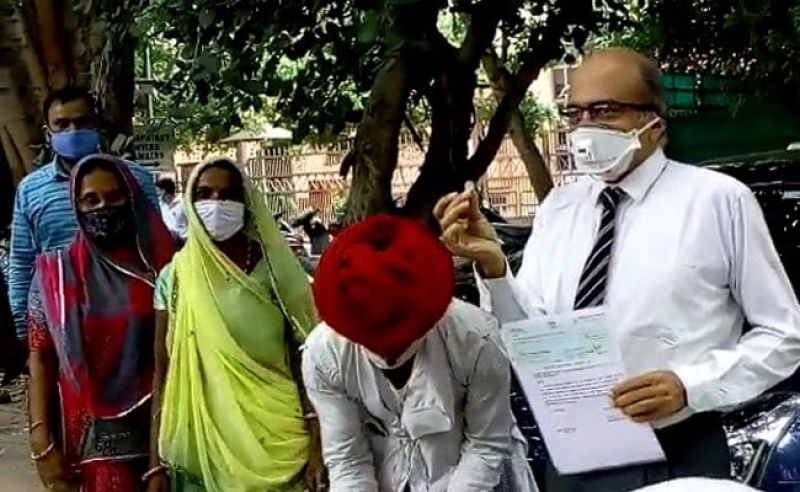 Prashant Bhushan pays Rs 1 fine