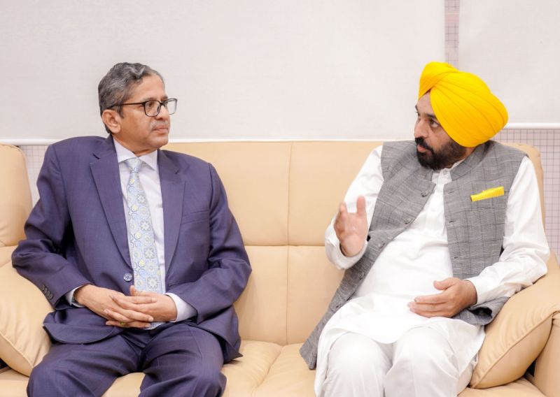 Chief Minister bids farewell to Chief Justice of India from Amritsar Airport