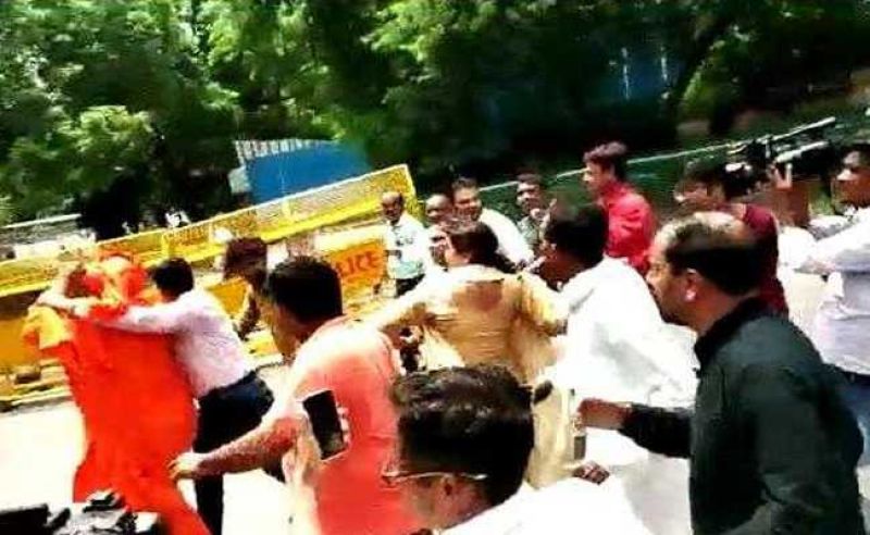 atal bihari vajpayee funeral manhandling with swami agnivesh in bjp head quarter