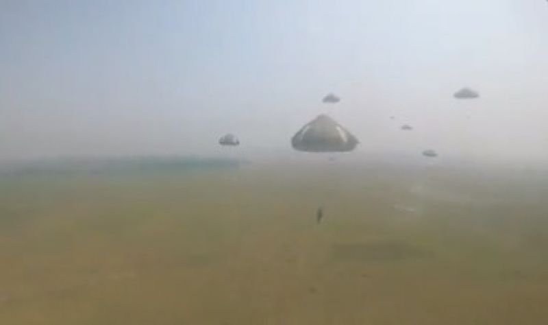 600 military paratroopers fly in the sky, video goes viral