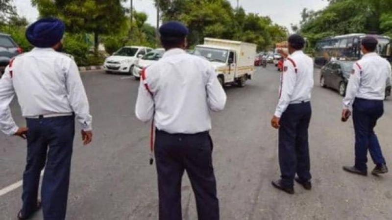 Jaipur : Taxi driver challaned for wearing unbuttoned kurta pajama, slippers