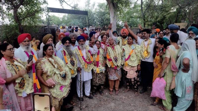 ਹਲਕਾ ਭੁੱਲਥ ਦੇ ਪਿੰਡ ਸੀਕਰੀ ਤੋਂ ਇੰਦਰਜੀਤ ਕੌਰ ਬਣੇ ਪਿੰਡ ਦੇ ਸਰਪੰਚ ਪਿੰਡ ਵਸੀਆ ਨੇ ਖੁਸ਼ੀ ਜਿਤਾਈ ਨਵੇਂ ਬਣੇ ਮੈਂਬਰ ਸਮੇਤ ਸਰਪੰਚ ਦਾ ਸਨਮਾਨ ਕਰਦੇ ਹੋਏ ਪਿੰਡ ਵਾਸੀ