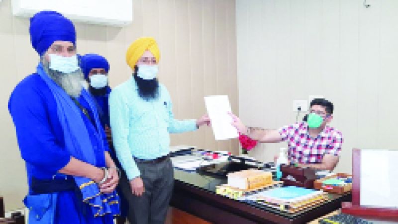 ਐਸ.ਐਸ.ਪੀ. ਵਿਵੇਕਸ਼ੀਲ ਸੋਨੀ ਨੂੰ ਮੰਗ ਪੱਤਰ ਦਿੰਦੇ ਬੁੱਢਾ ਦਲ ਦੇ ਆਗੂ।