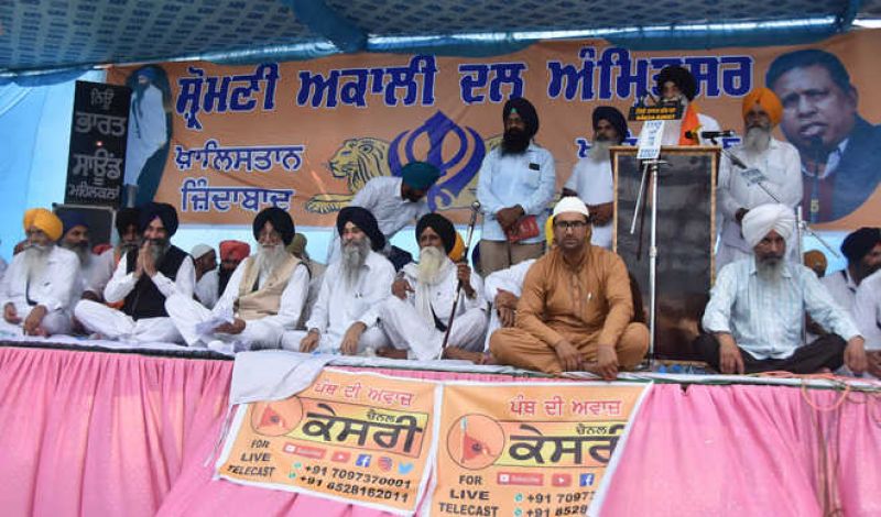 ਸ਼੍ਰੋਮਣੀ ਅਕਾਲੀ ਦਲ ਮਾਨ ਦੀ ਰੈਲੀ ਨੂੰ ਸੰਬੋਧਨ ਕਰਦੇ ਹੋਏ ਸਿਮਰਨਜੀਤ ਸਿੰਘ ਮਾਨ ਅਤੇ ਨਾਲ ਹੋਰ ਆਗੂ।