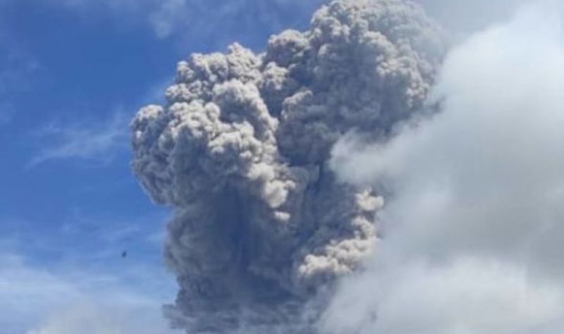  Indonesia volcano: Mount Sinabung spews 3 mile ash cloud in huge eruption
