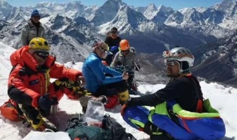  First blind Chinese mountaineer climbs Mount Everest